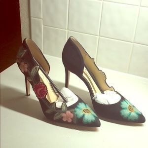 Like new!  Jessica Simpson embroidered suede pump